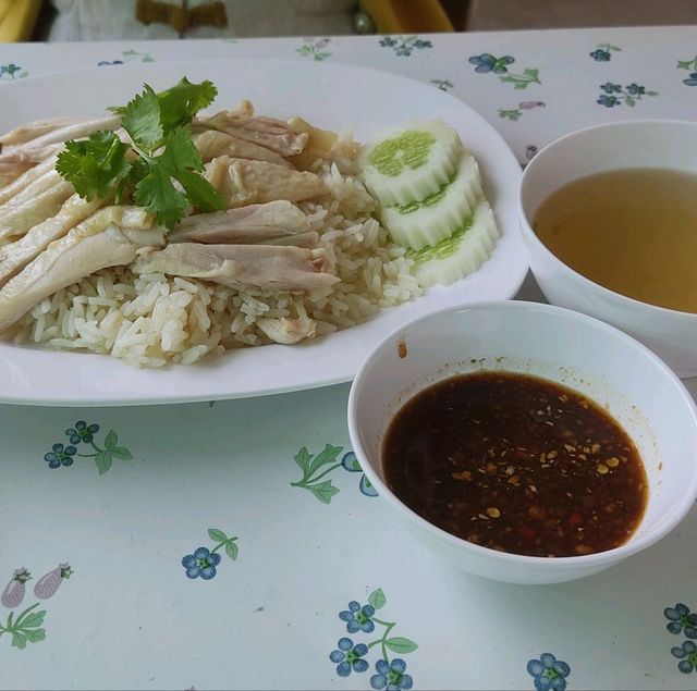 ร้านข้าวมันไก่ นาวัง อร่อยจนแสงออกปาก