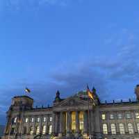 독일 베를린 | 불켜진 밤의 국가의회 의사당에서 보내는 피크닉