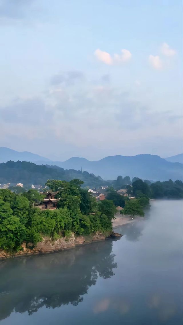 Peach Blossom Pool, a thousand feet deep. Peach Blossom Pool, as beautiful as a painting in Li Bai's poem!