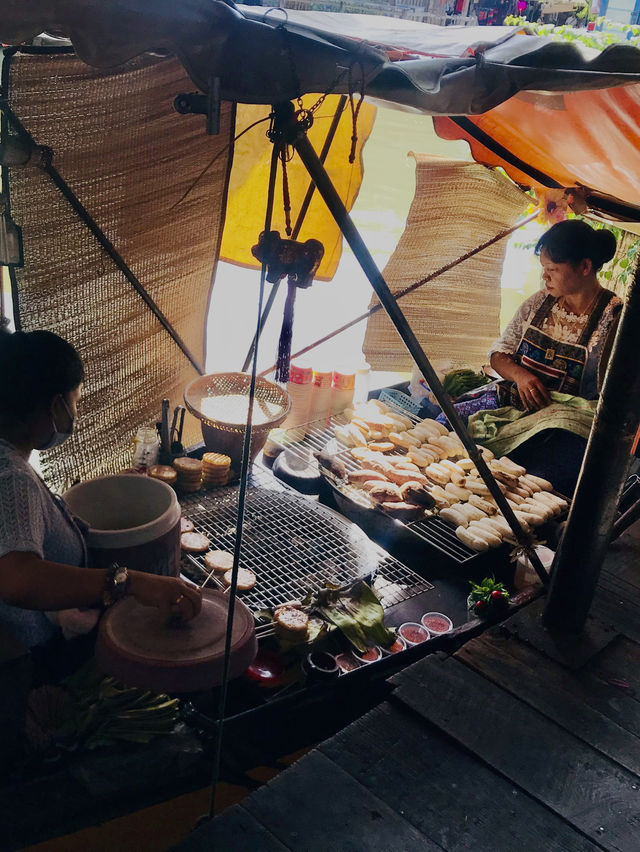 🛶Drifting market on the water? 🇹🇭Novel experience 🍡Delicious food on board.