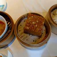傳統粵式點心，買少見少，美味醒晨，喝粵式飲茶！香芋鴨腳扎，鮑魚汁鮮竹卷，油鴨雙腸飯！