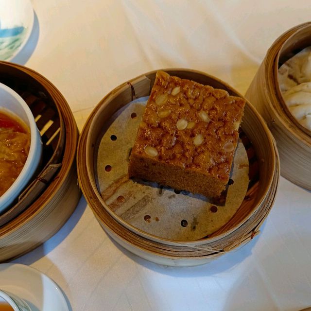 傳統粵式點心，買少見少，美味醒晨，喝粵式飲茶！香芋鴨腳扎，鮑魚汁鮮竹卷，油鴨雙腸飯！