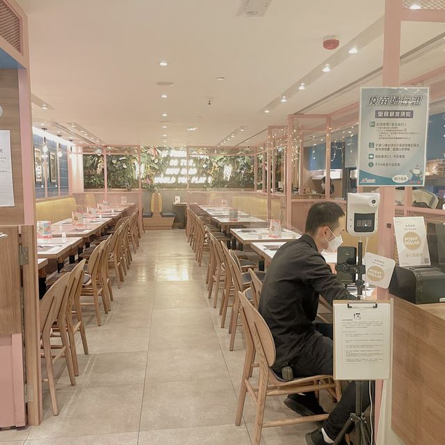 《 喂 ! 有 人 圍 住 餵 你 食 飯 好 威 水 》