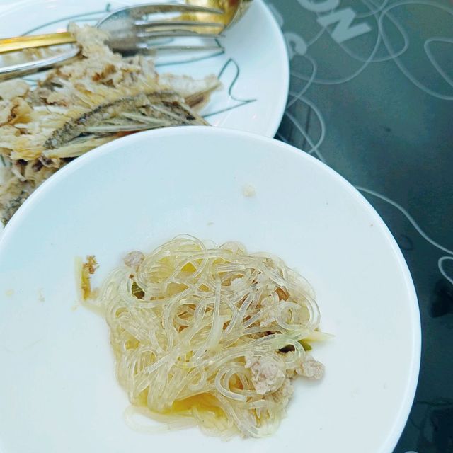 又一城最高的聖誕樹旁 , 最高層的餐廳裡、享用美味泰國菜 和 藍天白雲！ great！
