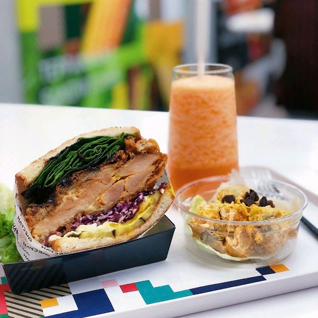 坐底慢慢食 有高櫈同sofa位