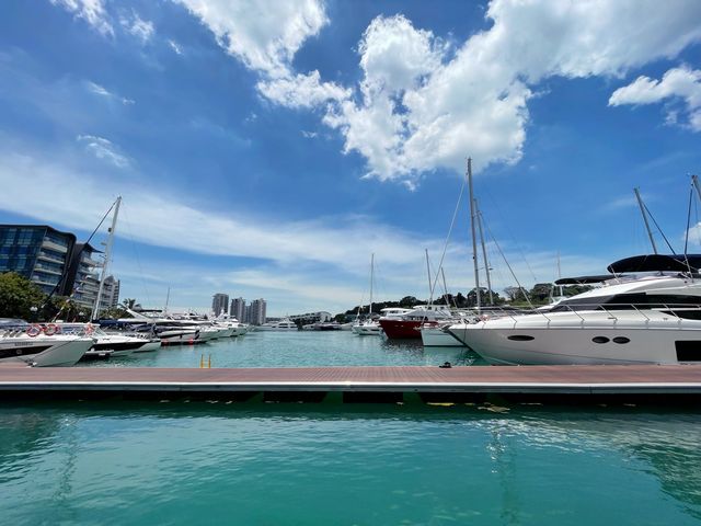 Renting a beach cruise yacht at Sentosa Cove
