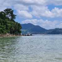 ชายหาดสีขาว เงียบสงบ ไม่ไกลจากป่าตอง