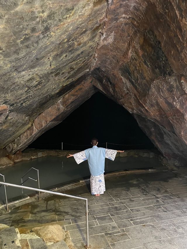 竜宮城！？荒波がせまる大迫力の洞窟温泉がやばかった！