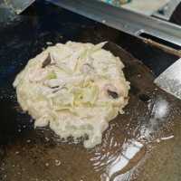 พามากิน โอโคโนมิยากิใส่ไข่ ที่ตลาดต้น​สัก​ 