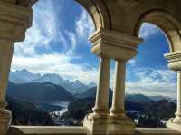 In the fairytale-like Neuschwanstein Castle, admire the fairyland-like snow scenery of the Alps.