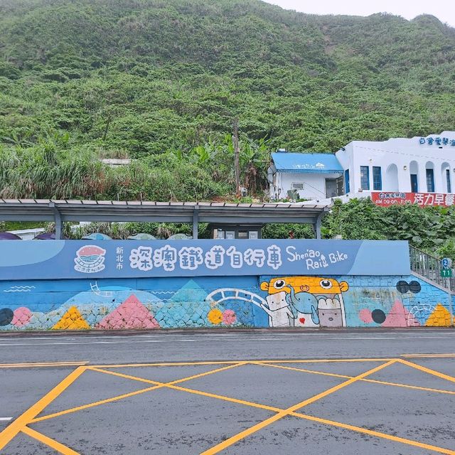 深澳 | 鐵道自行車之旅，踩著超萌的河豚車進入迷幻的鯨魚隧道吧

