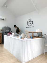 คาเฟ่โดนัทสไตล์มินิมอลแบบสโลว์บาร์ 