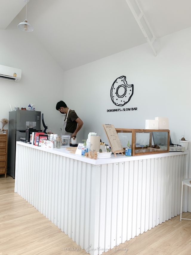 คาเฟ่โดนัทสไตล์มินิมอลแบบสโลว์บาร์ 