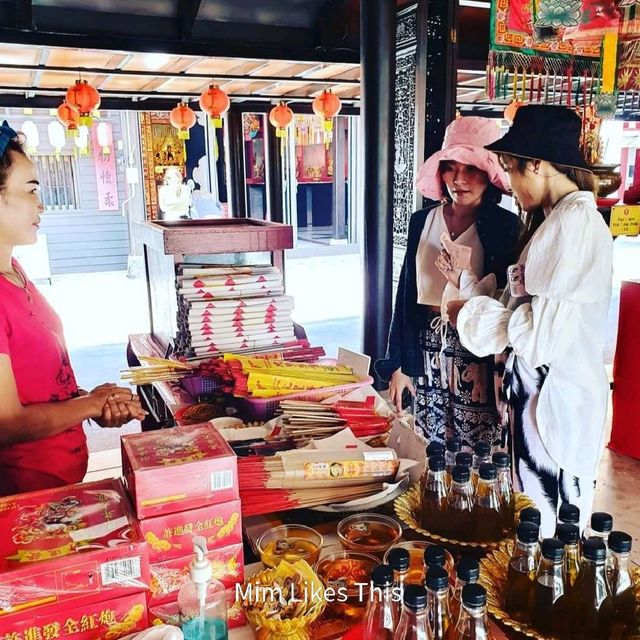 ศาลเจ้าพ่อกวนอู สีแดงเด่นสะดุดตา