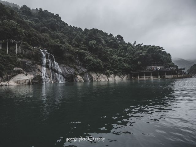 Misty Dongjiang Lake (东江湖)