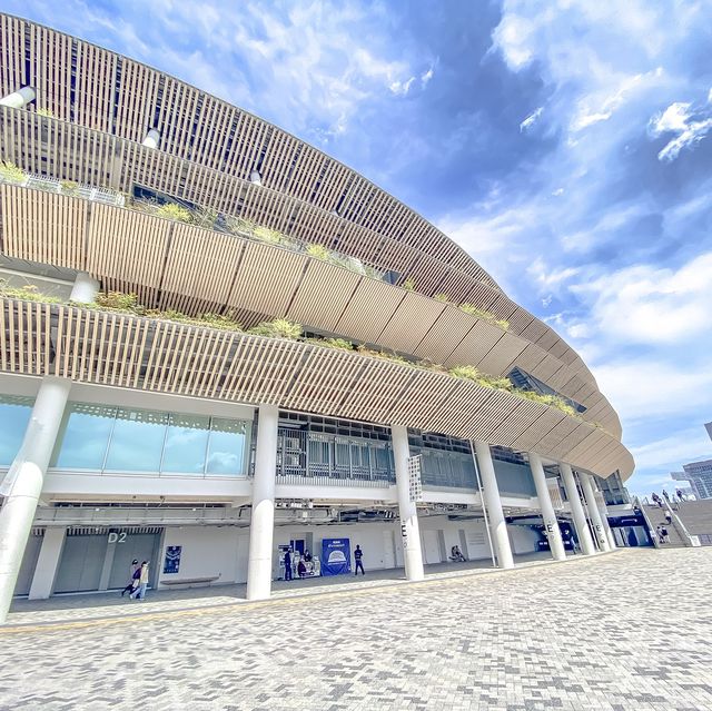 春の新国立競技場の広場