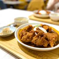 ［新竹/竹北］ 私嚐の吃飯-咖哩 丼飯 烏龍 竹北店🐶｜CP值超高平價咖哩飯 還有狗狗陪吃飯唷🫶🏻 
