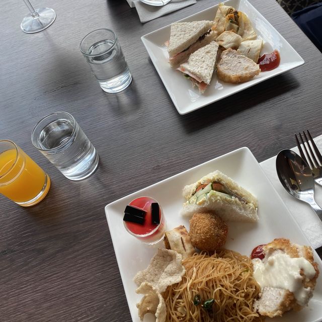 Club Lounge Access with Traders Club