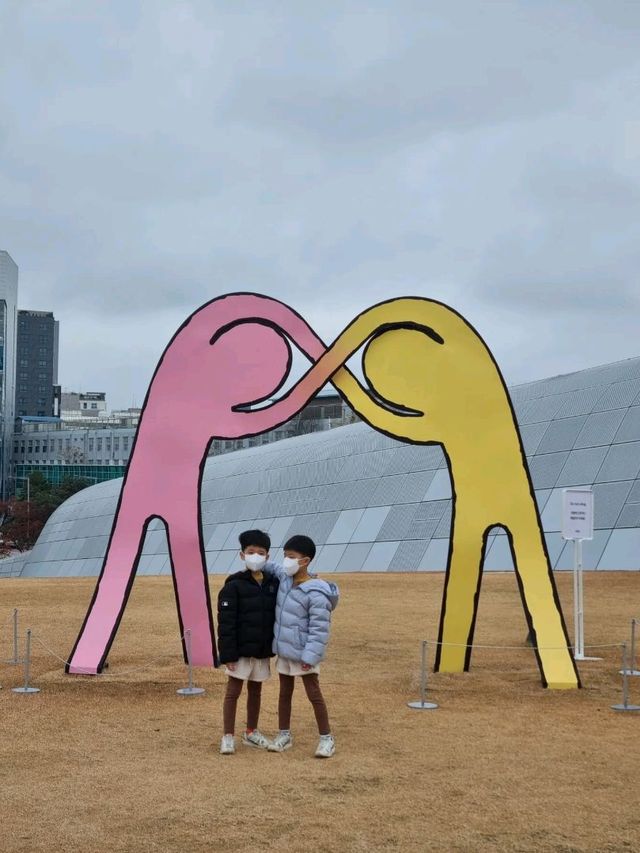 야외에도 전시된 장 줄리앙전시 