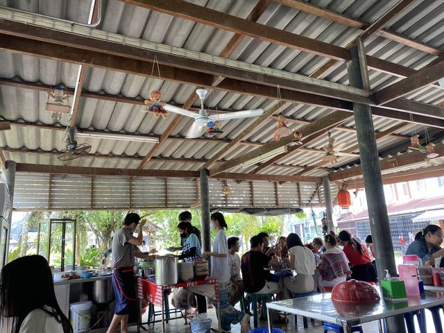 ก๋วยเตี๋ยวต้มยำหมูย่าง ร้านดังย่าน ม อ 