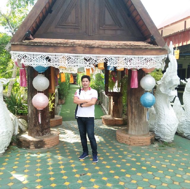 มุมถ่ายรูปกลางบึงบัวที่ “สะพานโต่วะ” วัดเจ็ดลิน จ.