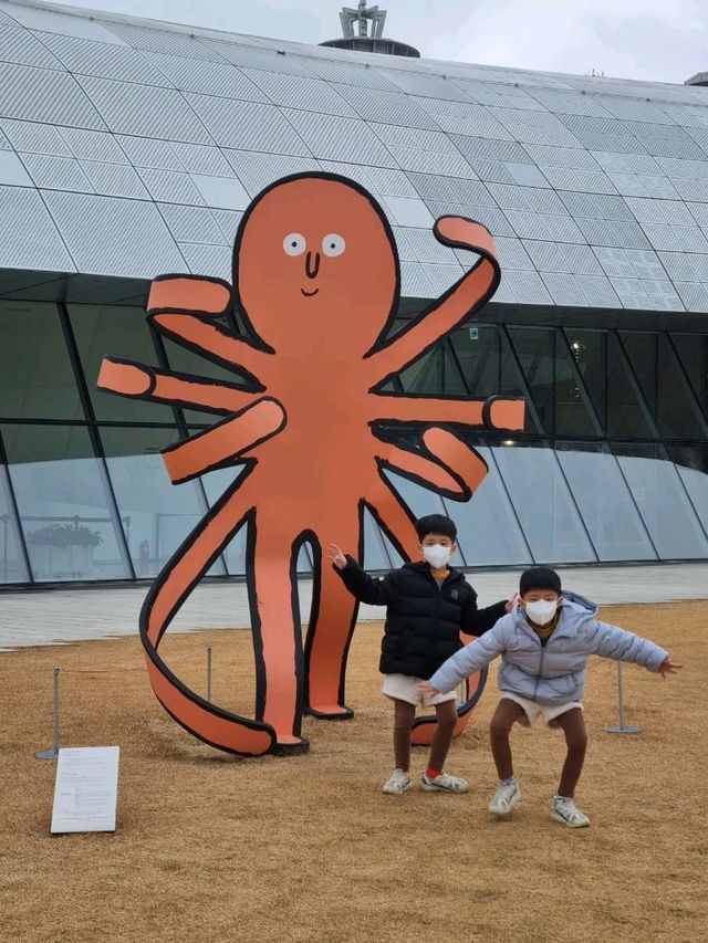 야외에도 전시된 장 줄리앙전시 