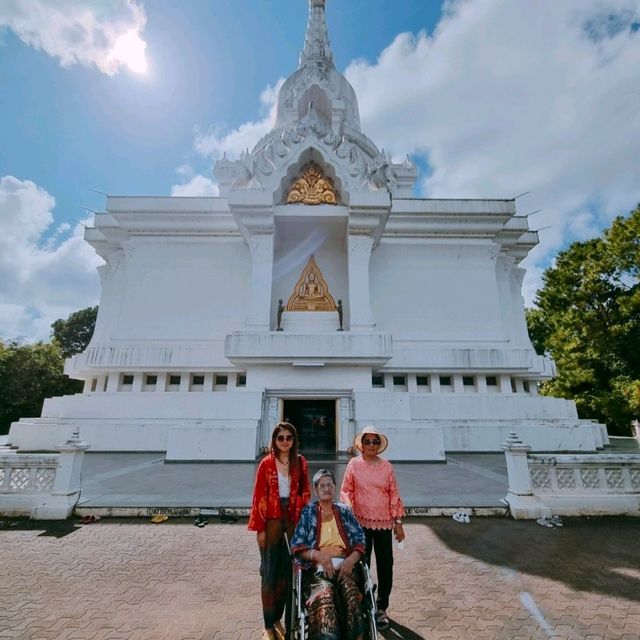 ไหว้พระบรมสารีริกธาตุ ณ.เจดีย์กาญจนาภิเษก เขาค้อ