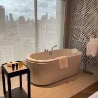 曼谷中心豪華令景酒店🏨落地大玻璃💯浴缸🛁欣賞城景