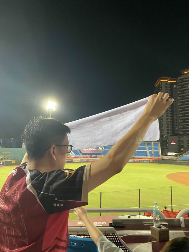 台灣桃園 樂天桃園棒球場 邊吃烤肉邊看球！