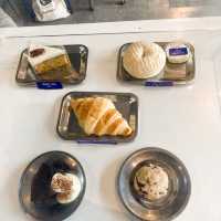 ร้านกาแฟสีน้ำเงินสุดชิคในชลบุรี 🔵