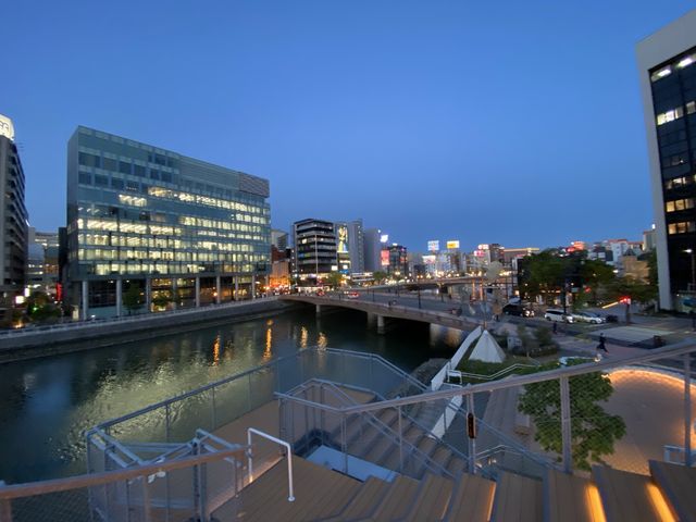 那珂川の水辺で休憩。福岡の夜景も楽しめます。