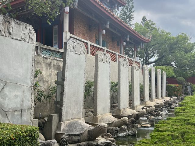 台南古蹟景點遊｜赤崁樓特色建築，紅色建築搭配藍天超棒的