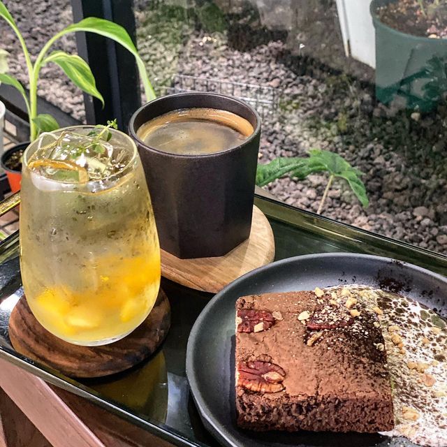 산에 나무가 우거진 숲 메숲 