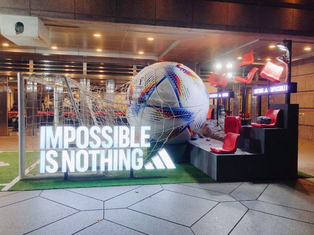 捷運🚇台北101站購物中心出口的裝置藝術🎨⚽️世界盃要開打囉❗️