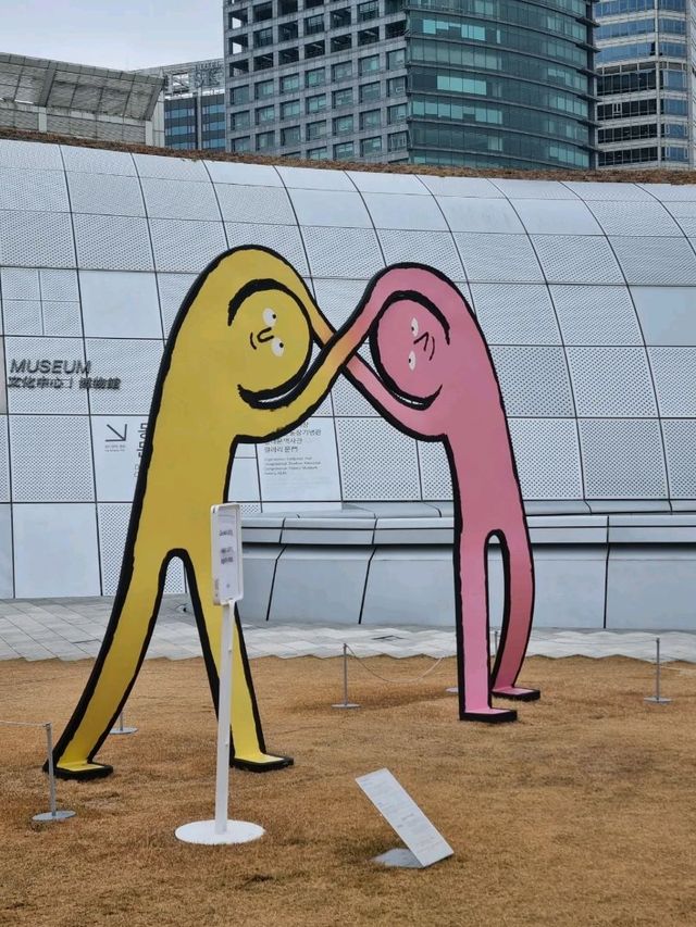 야외에도 전시된 장 줄리앙전시 