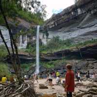 น้ำตกห้วยหลวง สวยงามอลังการ ใหญ่สุดในอีสานใต้