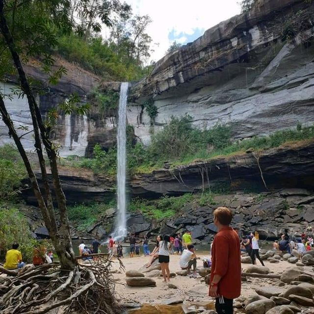 น้ำตกห้วยหลวง สวยงามอลังการ ใหญ่สุดในอีสานใต้