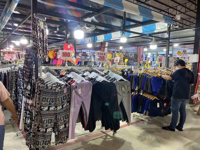 ตลาดนกฮูก เลี่ยงเมืองนนท์ เดินช๊อปปิ้งสุดชิว 