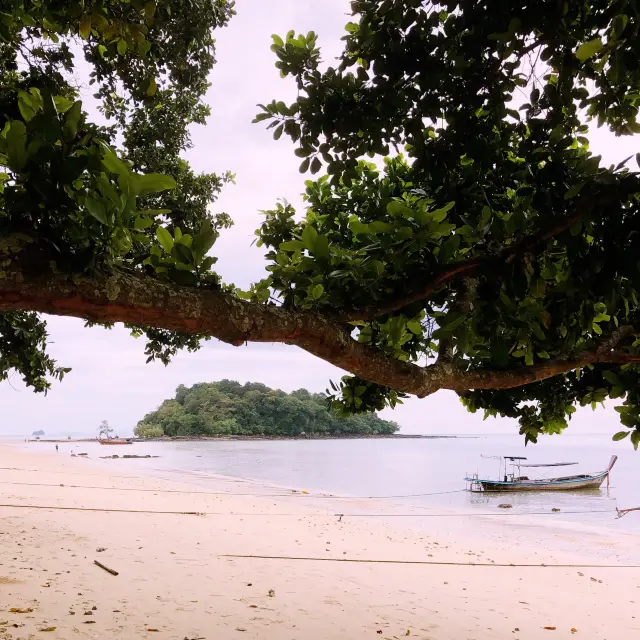 A must visit beach with few tourists! 