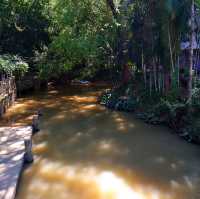นั่งเรือ ชมถ้ำในเขาหินปูน
