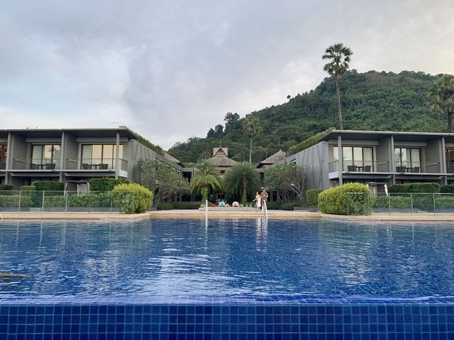 @Phuket ผ่อนคลายไปกับสายลมริมทะเลที่รีสอร์ต 5 ดาว 