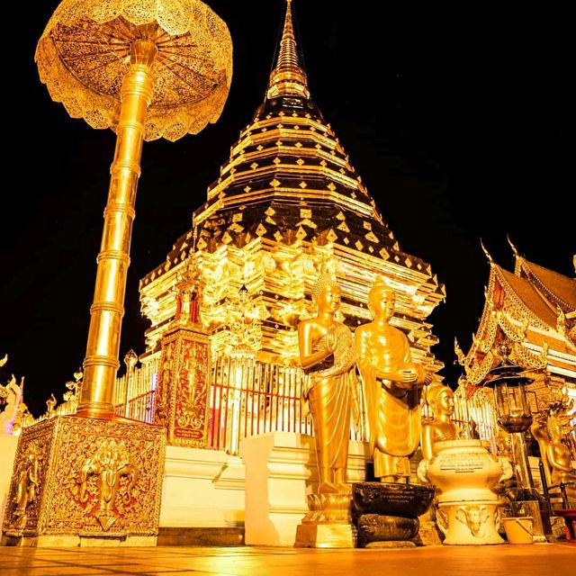 วัดพระธาตุดอยสุเทพ (ตอนกลางคืน)