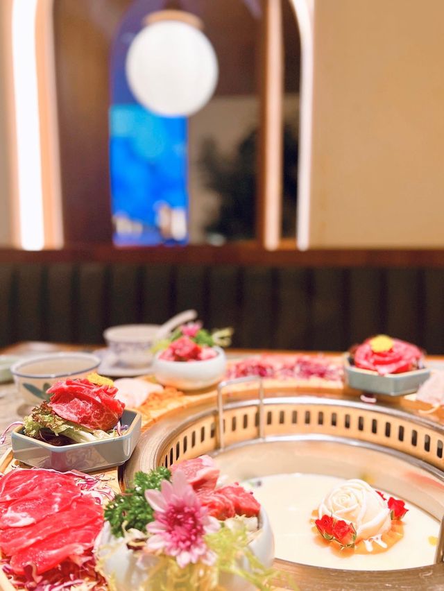 人氣打卡火鍋店，裝修華麗，走懷舊風