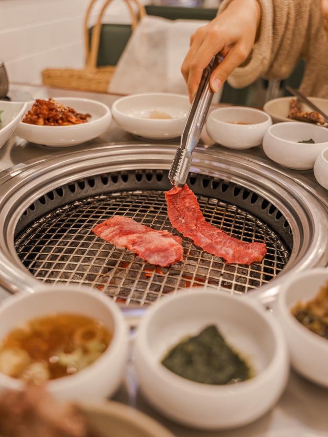아니 고기집이 이렇게 힙해도 되는 거야? 🥩 | 트립닷컴 서울 트래블로그