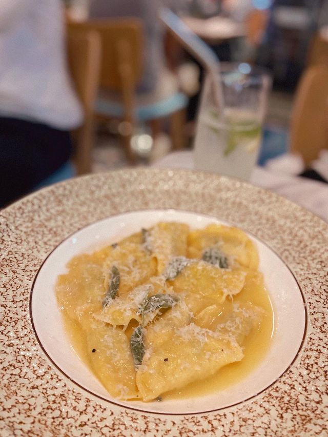 【堅尼地城】💙全新藍調地中海餐廳 🌅與黃昏海景共渡晚餐🍽