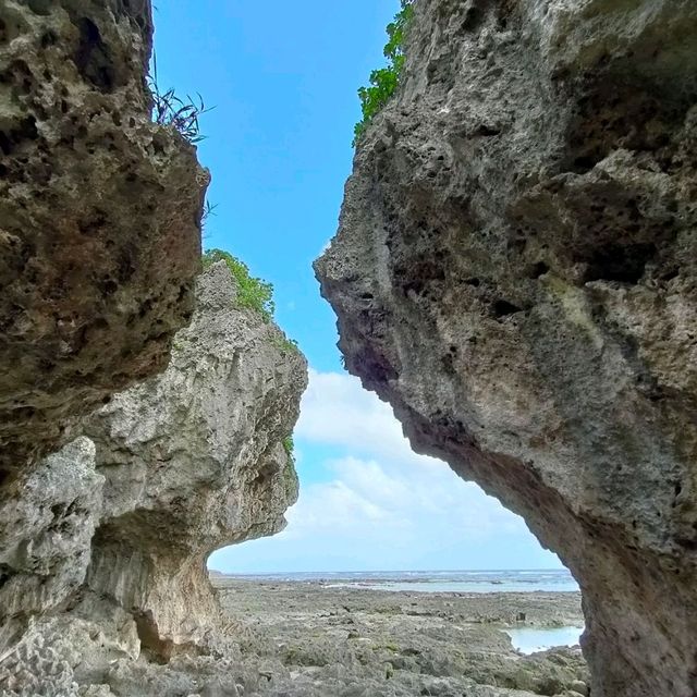 【沖縄 具志頭】美しいブリ(巨岩)と砂の浜✨✨