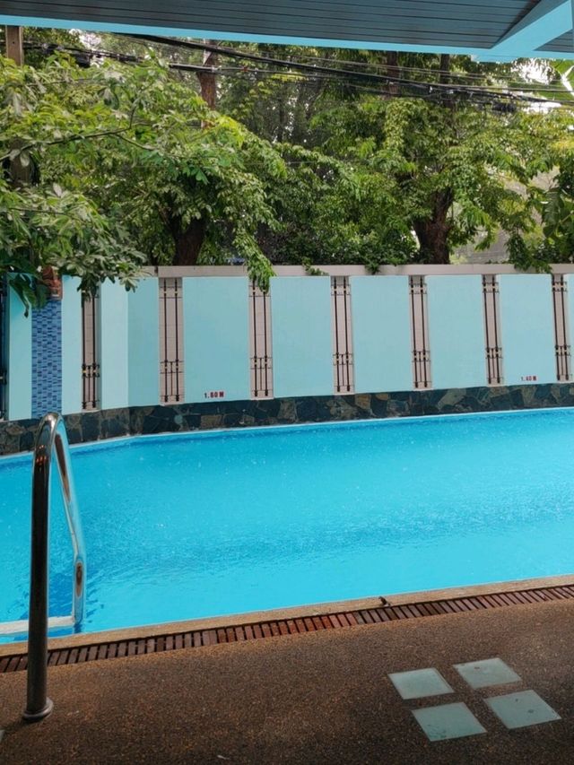 Hotel with pool a walk away from Khaosan Rd! 