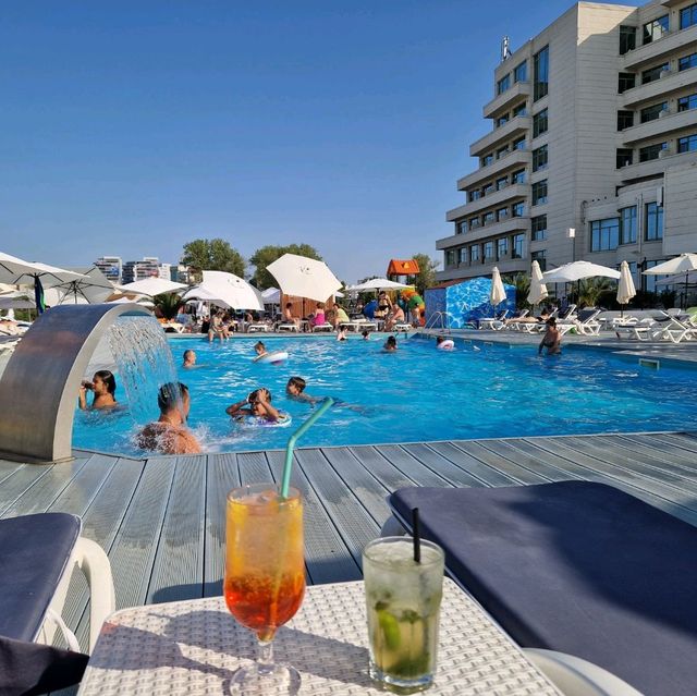 Pool and pool bar