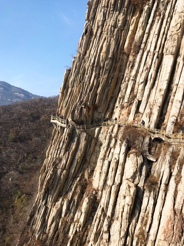 마치 웨하스 닮은 바위층이 겹겹이 쌓인 신비의 산, 숭산(嵩山)