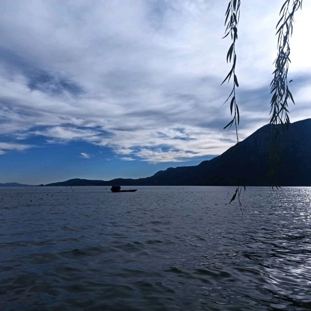 Dian Chi Lake strolling....